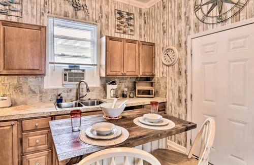 San Jacinto Cottage | King Bed-Fenced Yard-Free Parking-Dog Friendly-East End