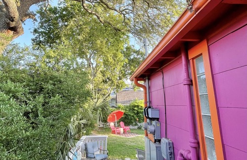 San Jacinto Cottage | King Bed-Fenced Yard-Free Parking-Dog Friendly-East End