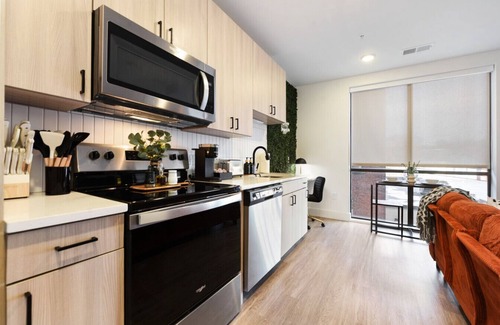 East Liberty Apartment | King Bed | Free Parking | Near UPMC, Pitt & CMU