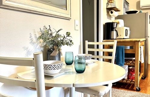 Medford Apartment | King Bed Guest Studio w/covered parking, private patio, Kitchenette,