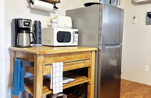 Medford Apartment | King Bed Guest Studio w/covered parking, private patio, Kitchenette,