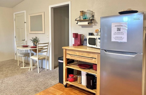 Medford Apartment | King Bed Guest Studio w/covered parking, private patio, Kitchenette,