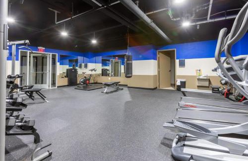 Strip District Apartment | King Bed - Heart of PB - Jaw-Dropping Rooftop and Gym