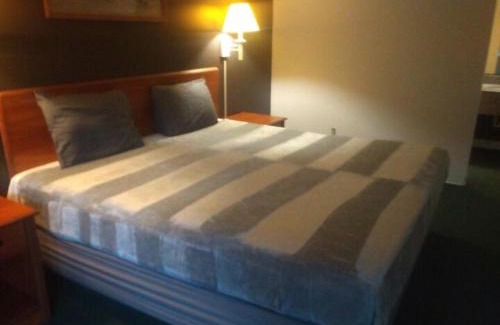 Livingston Apartment | King Bed Hotel Studio 132