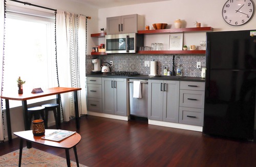 Los Angeles Apartment | KING BED LA Hilltop Oasis 1bd/1bth with VIEWS!