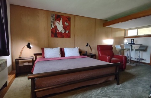 Spring Green Hotel | King Bed - MCM Style- Backyard View