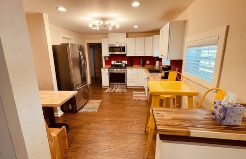 Norman House | King bed - Near The Mont and OU Campus