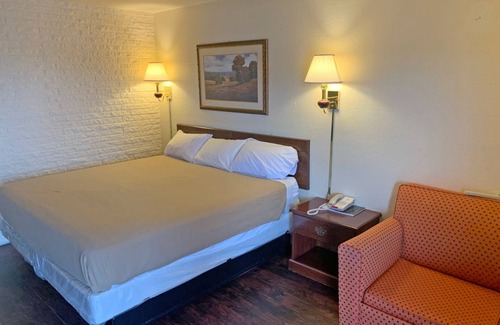 Grissom - Highland Hotel | King Bed Non SmokingaKing Bed Non Smoking, Red Carpet Inn, Complimentary Parking, Close to Downtown