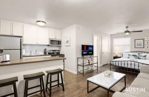 Barton Hills Apartment | King Bed + Pool + Free Parking | Close To Zilker!