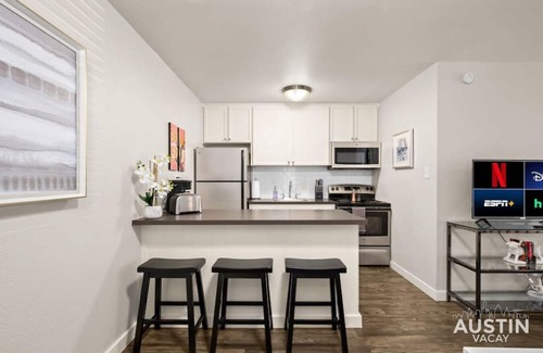 Barton Hills Apartment | King Bed + Pool + Free Parking | Close To Zilker!