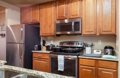 The Colony Apartment | King Bed, Pool, Hot Tub & Gym – Minutes from Dining, Shopping & Entertainment!