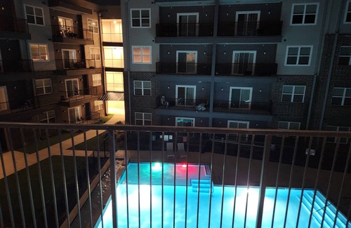George Bush Park/Eldridge Apartment | King bed pool view apartment with WiFi and fitness room in awesome Houston
