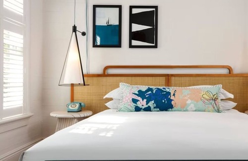 Old Town Hotel | King Bed Room in the Heart of Key West! Perfect for Friends & Couples Vacation