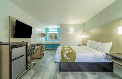 Pleasanton Hotel | King Bed Room Near Wingstop + Free Parking Available
