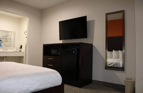 Humble Hotel | King Bed, Scottish Inns, Free Breakfast and IAH Shuttle Service