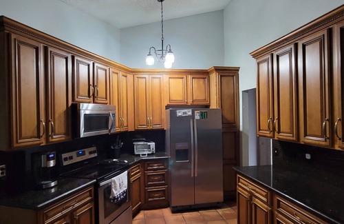 Tamarac House | KING BED SUITE w. Large Backyard, 2 LVRMs & 2 FLs