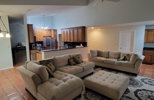 Tamarac House | KING BED SUITE w. Large Backyard, 2 LVRMs & 2 FLs