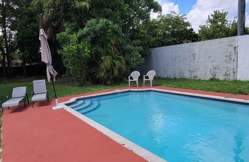Tamarac House | KING BED SUITE w. Large Backyard, 2 LVRMs & 2 FLs