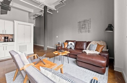 Fort Worth Apartment | King Bed - Unique Rebel Room at Sundance Sq