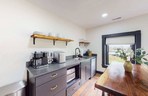 Old Louisville Apartment | King Beds|Parking|0.6 miles from UofL|Free WiFi