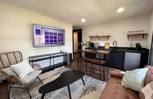 Old Louisville Apartment | King Beds|Parking|0.6 miles from UofL|Free WiFi