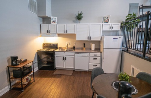 Lafayette Condo | King Centered Downtown Lafayette