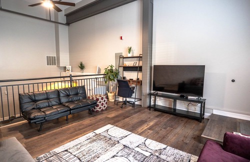 Lafayette Condo | King Centered Downtown Lafayette