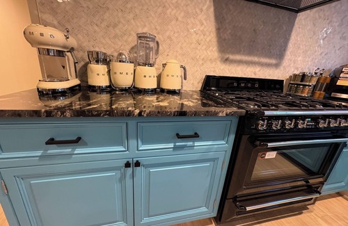 Willamette Heights Apartment | King Comfort & City Access