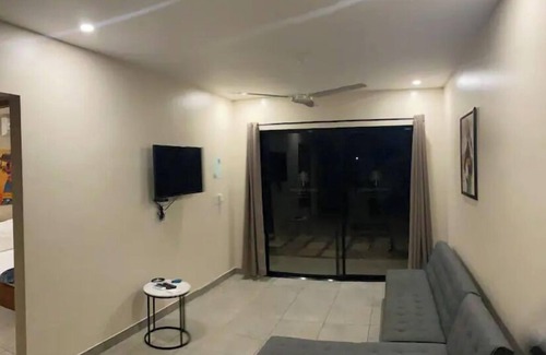 Puerto Viejo de Talamanca Villa | King Size Bed Family Apartment Full Kitchen Pool Side Near Beach - 101