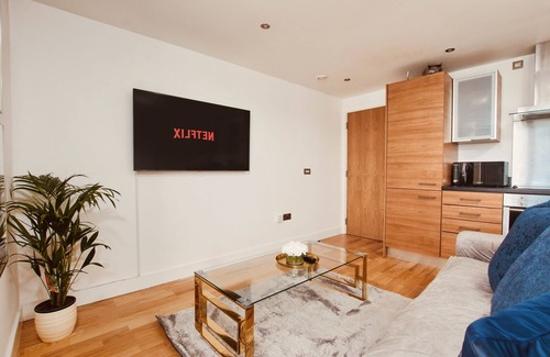 Leeds Apartment | King Deluxe City Apt Large Balcony& Free Parking!
