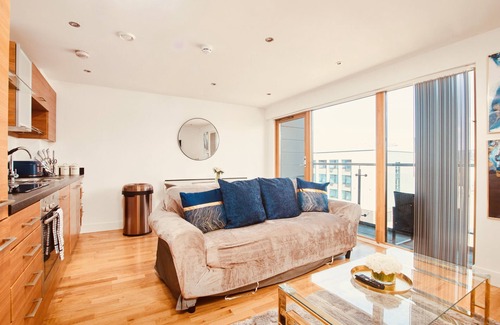 Leeds Apartment | King Deluxe City Apt Large Balcony& Free Parking!