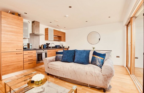 Leeds Apartment | King Deluxe City Apt Large Balcony& Free Parking!
