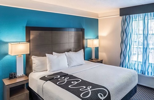 Ahwatukee Foothills Hotel | King Deluxe Suite, La Quinta, Spacious & Comfy, Right off Interstate 10