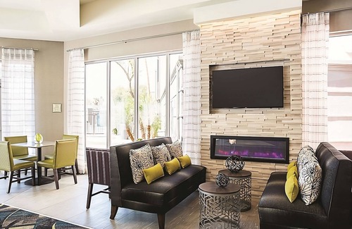 Ahwatukee Foothills Hotel | King Deluxe Suite, La Quinta, Spacious & Comfy, Right off Interstate 10