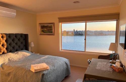 Sanctuary Lakes House | King House