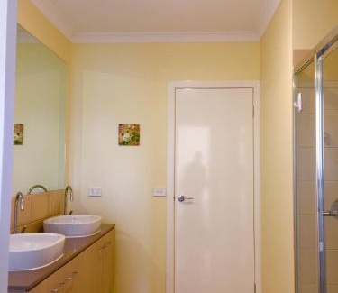 Sanctuary Lakes House | King House