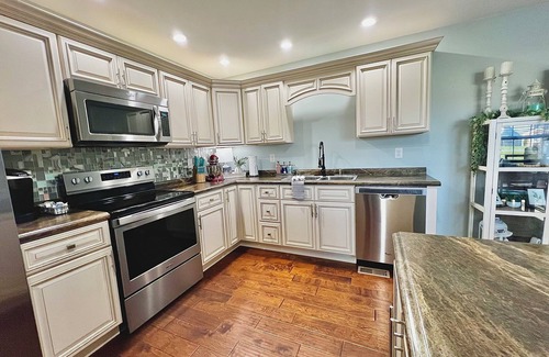 Lily House | King Luxe Retreat - Pets Welcome, Fenced Yard,