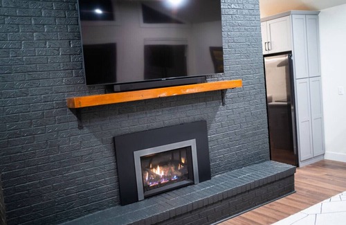 Carriage Hills Cabin | King & Q beds, views, hot tub, deck, grill