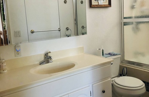 Hilo Bed & Breakfast | King room ensuite is spacious , relaxing, quiet space with a homey atmosphere.