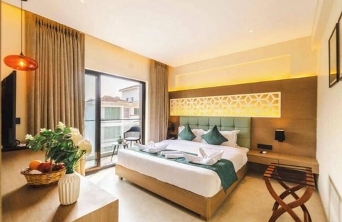Nagoa Hotel | King Room with Garden View
