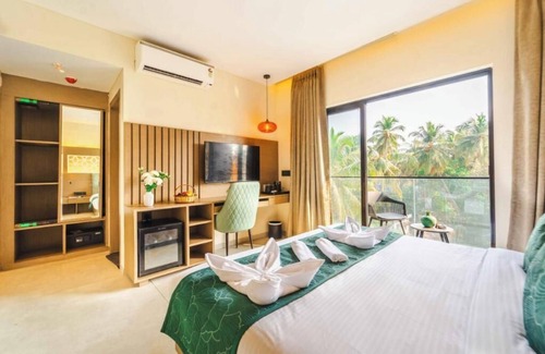 Nagoa Hotel | King Room with Garden View