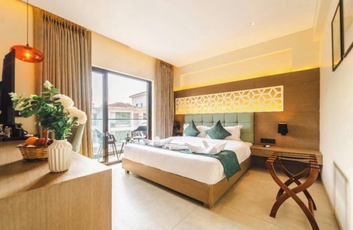 Nagoa Hotel | King Room with Garden View