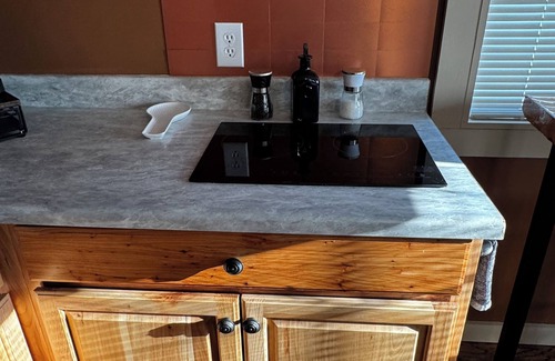 Hillsboro House | King size Bed & Hot Tub for those romantic getaways!