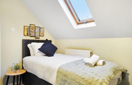 Spencers Wood Apartment | King Size beds, CCTV parking , Discounts