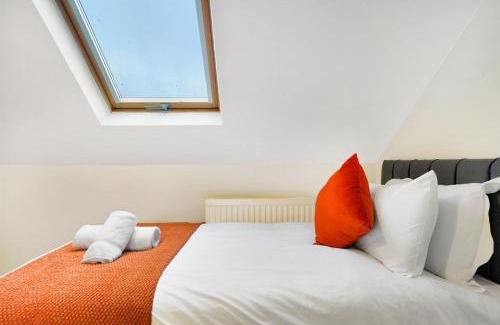 Spencers Wood Apartment | King Size beds, CCTV parking , Discounts