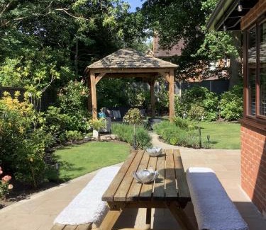 West Byfleet House | King size room with own bathroom & livingroom in a luxury home, free WiFi, HOMESTAY