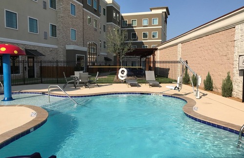 The Colony Condo | King Studio. Free Breakfast Buffet & Pool Access.