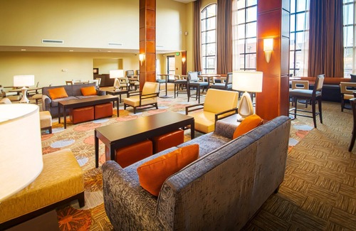 Northfield Apartment | King Studio. Free Breakfast Buffet & Pool Access.