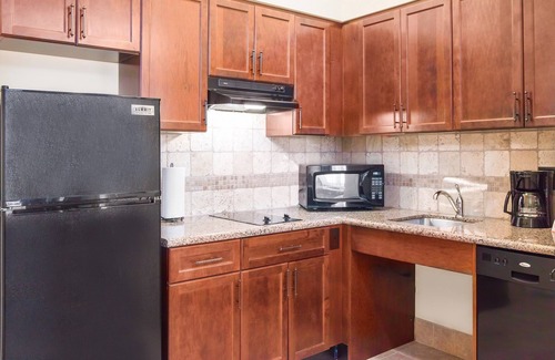 Biggs Field Apartment | King Studio | Free Daily Breakfast, Outdoor Pool Access, 24h Business Center