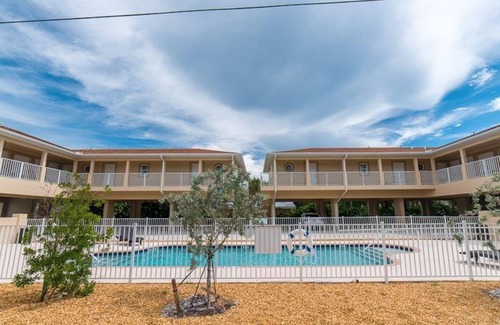 Englewood Apartment | King studio w/Bay views! Private Beach access Walking distance to everything!